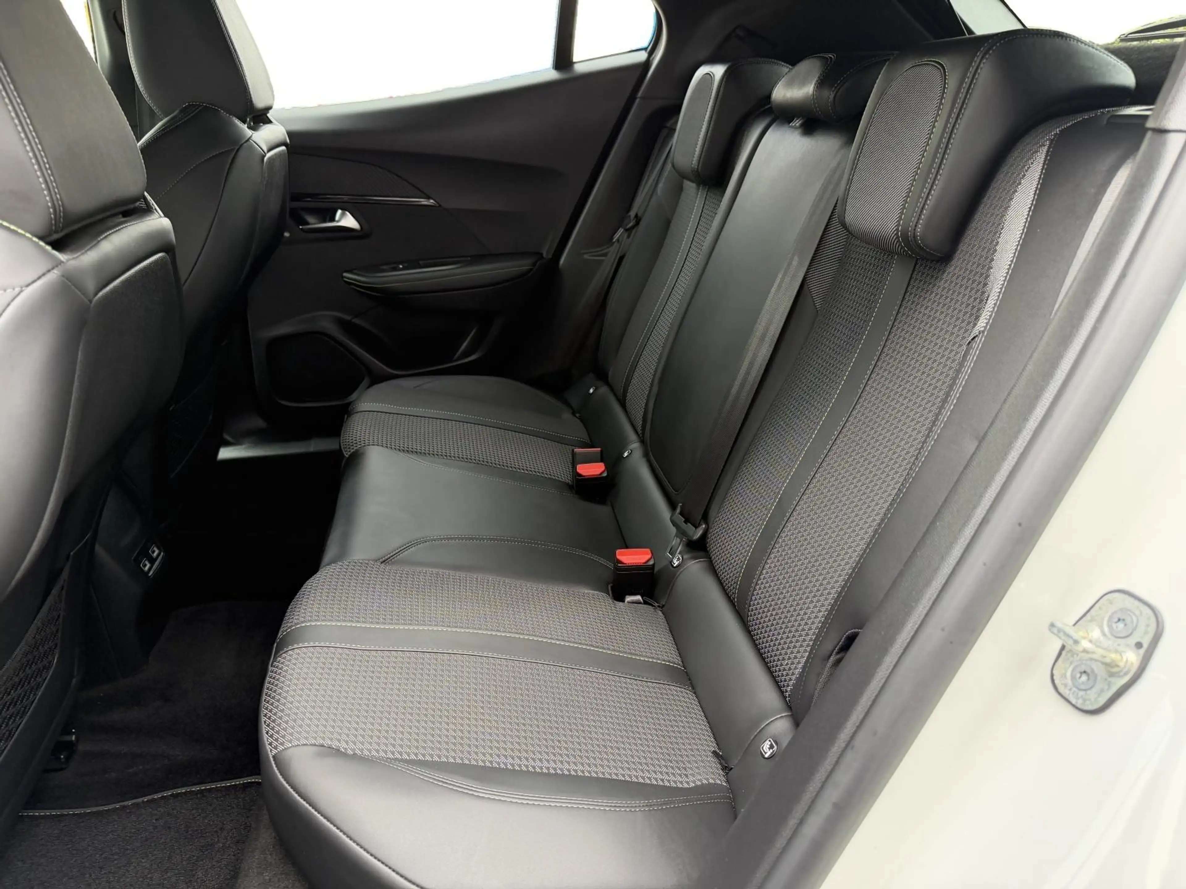 Peugeot e-2008 EV GT 50 kWh All-In prijs incl. 12 mnd. Bovag Gara — photo 6