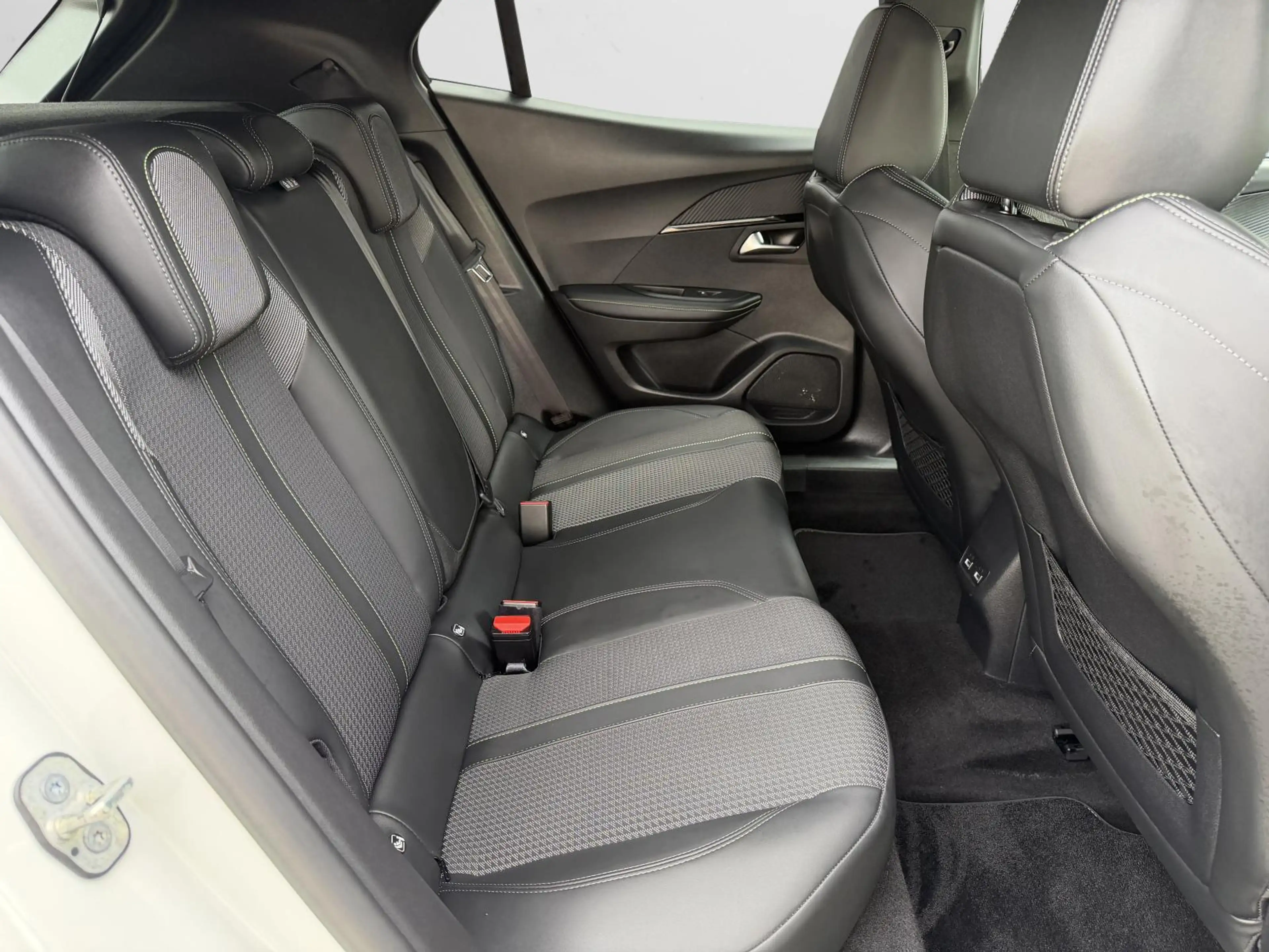 Peugeot e-2008 EV GT 50 kWh All-In prijs incl. 12 mnd. Bovag Gara — photo 11