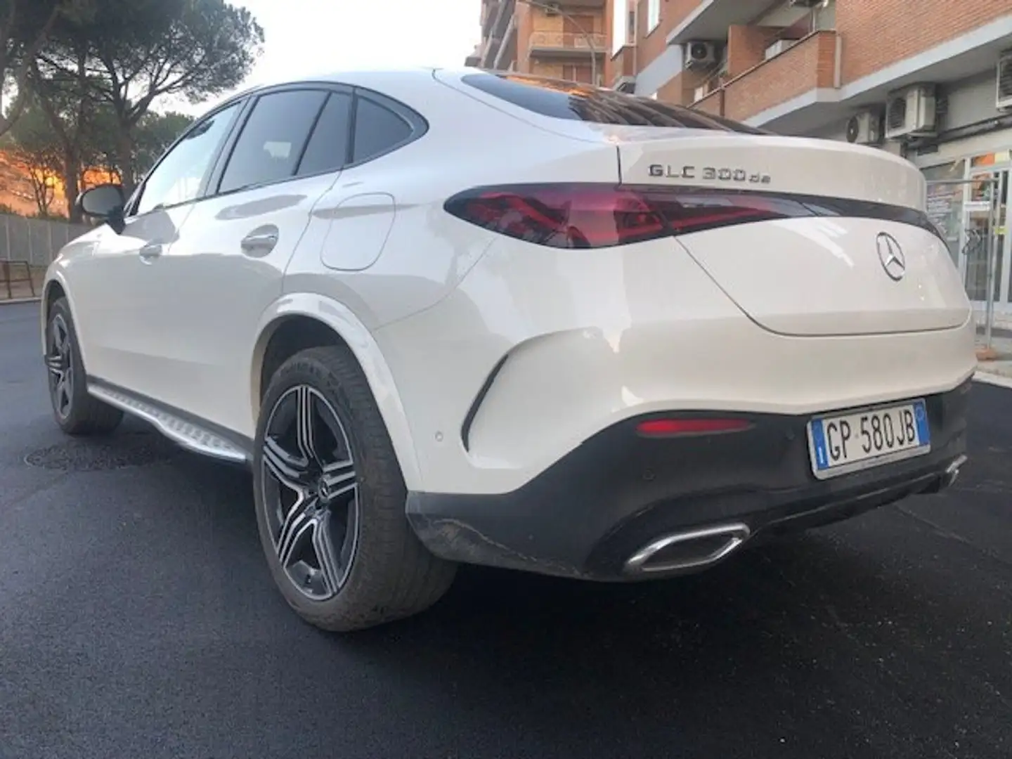Mercedes-Benz GLC 300 COUPE 300 de AMG 20 elettr/diesel TETTO MATRIX Bianco - 2