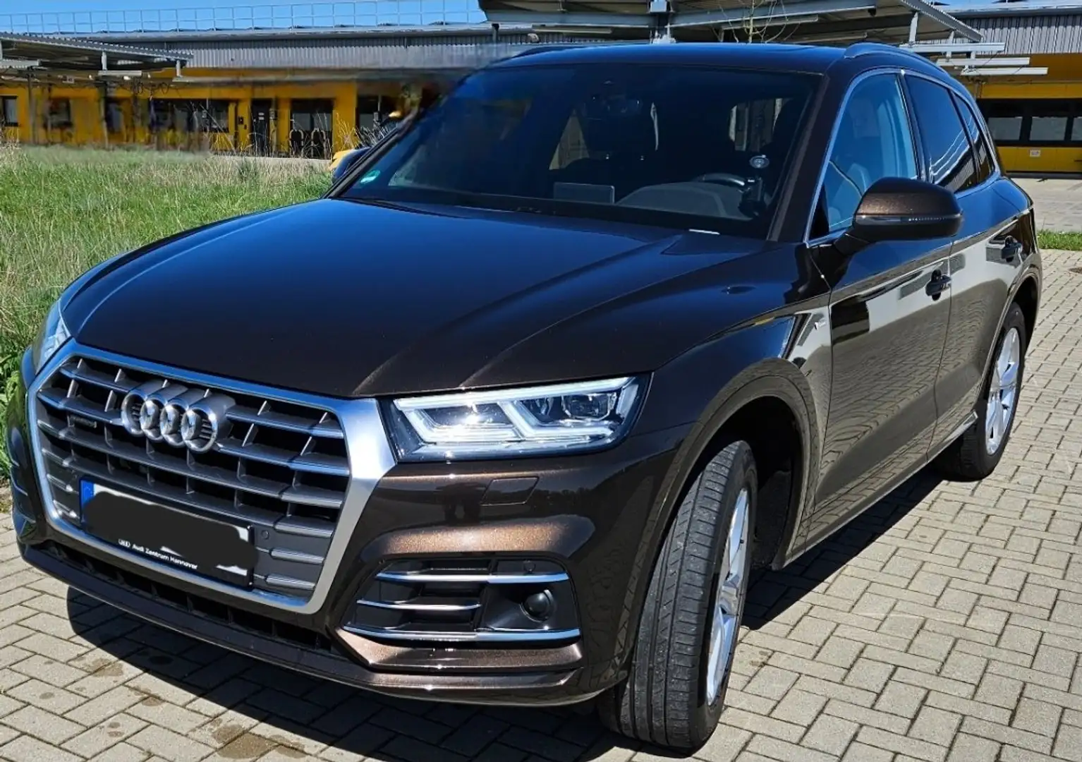 Audi Q5 40 TDI quattro S tronic, S line, PANO, AHK, ACC Braun - 2