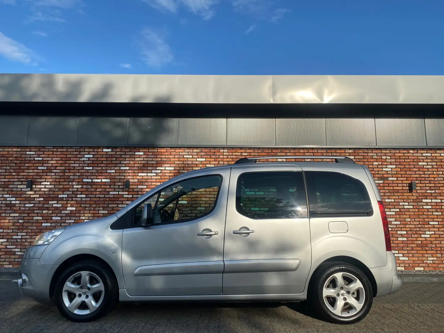 Peugeot Partner Tepee 1.6 VTi XT Executive Cruis Lm Velgen Apk 03- Grijs - 2