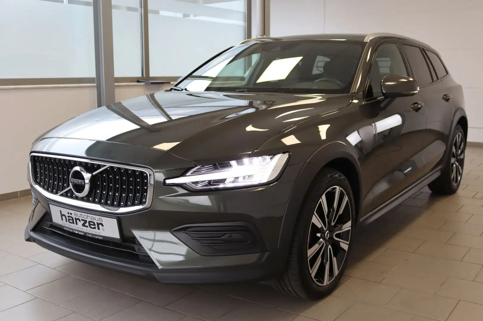 Volvo V60 Cross Country AWD Aut. *AHK*LED*NAV*Winterp. Grau - 2