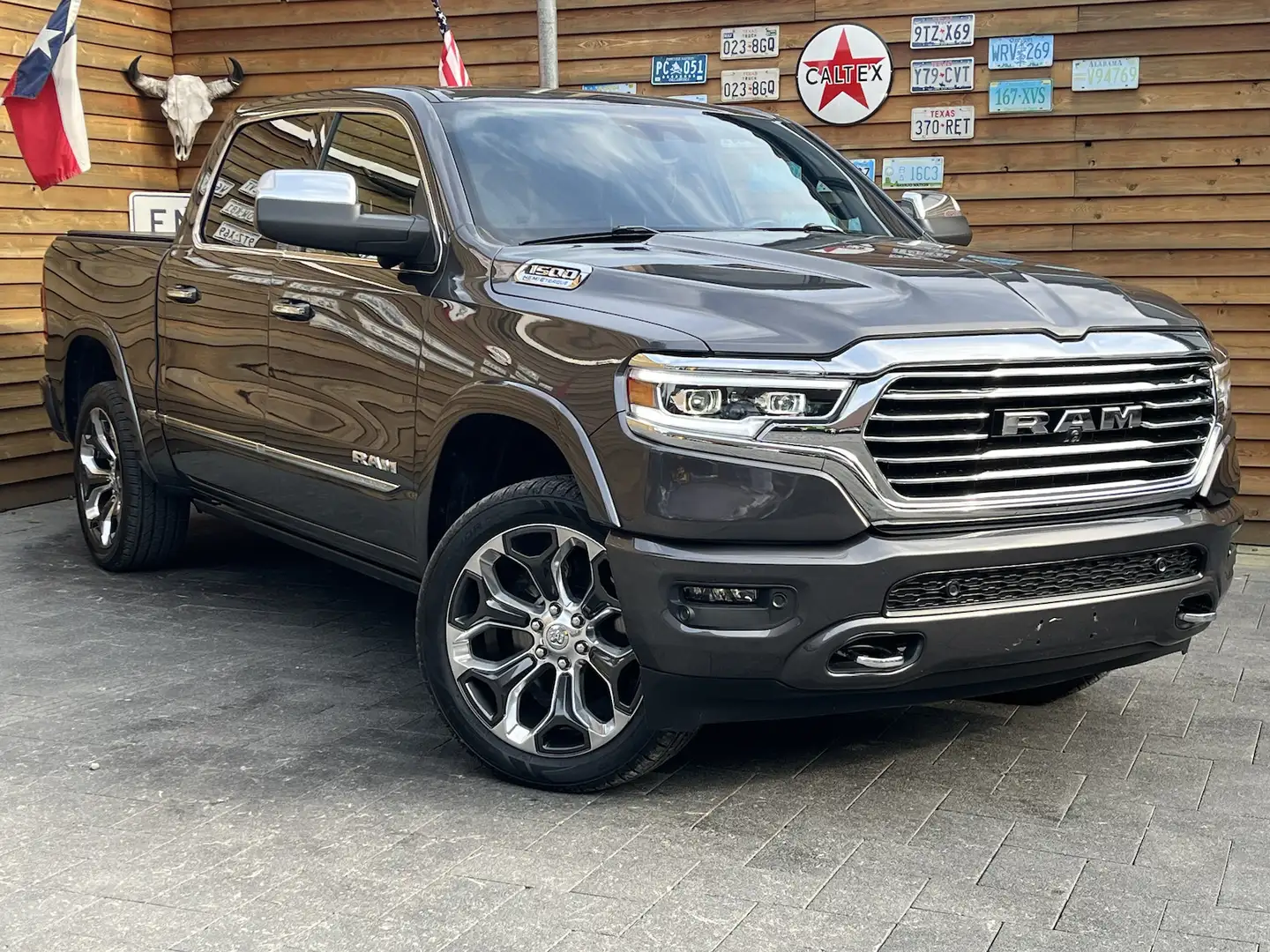 Dodge RAM 1500 5,7 Limited LPG 360° 12´´ Navi H&K AHK Grijs - 2