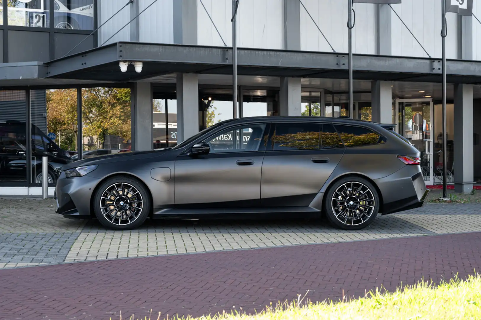 BMW M5 Touring - Driver's Package Grijs - 2
