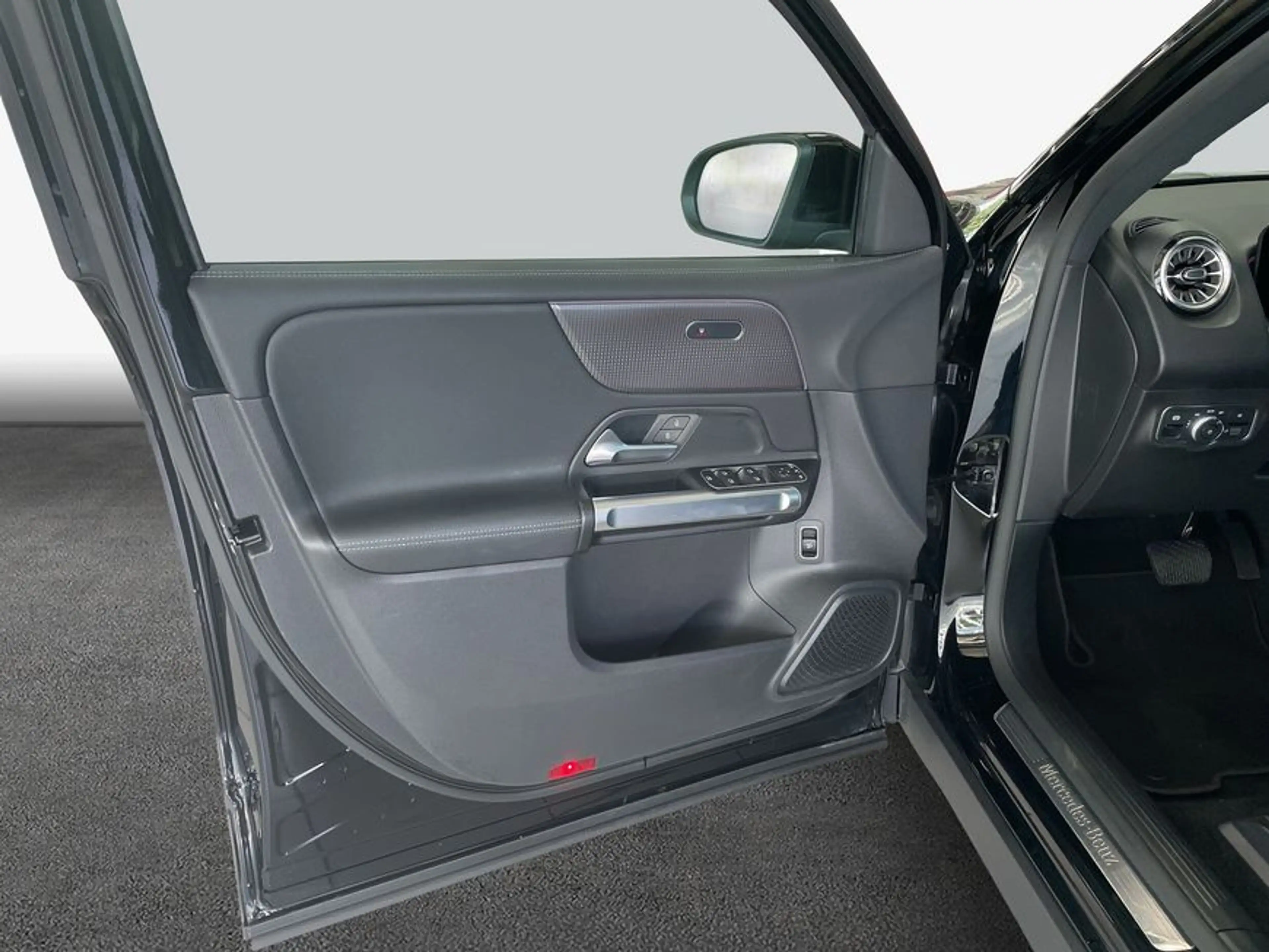 Mercedes-Benz EQB 300 EQB — photo 19