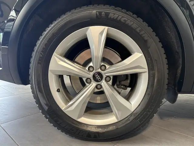 Audi Q5 view 3