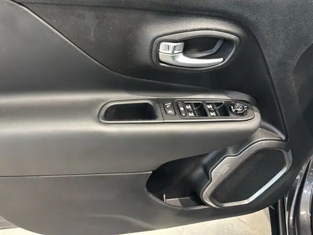 Jeep Renegade view 17