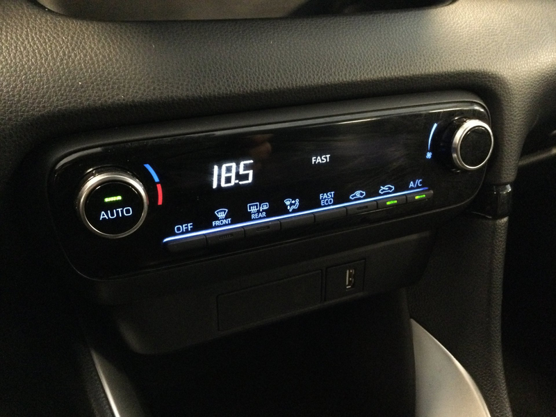 Toyota Yaris 1.5 Hybrid Dynamic CAMERA-CLIMA-LED — photo 17
