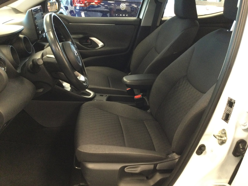 Toyota Yaris 1.5 Hybrid Dynamic CAMERA-CLIMA-LED — photo 6