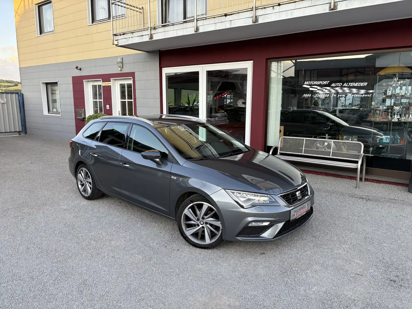 SEAT Leon ST FR 1,4 TSI *1.BESITZ|CARPLAY|NAVI|TEMPOMAT* Gris - 1