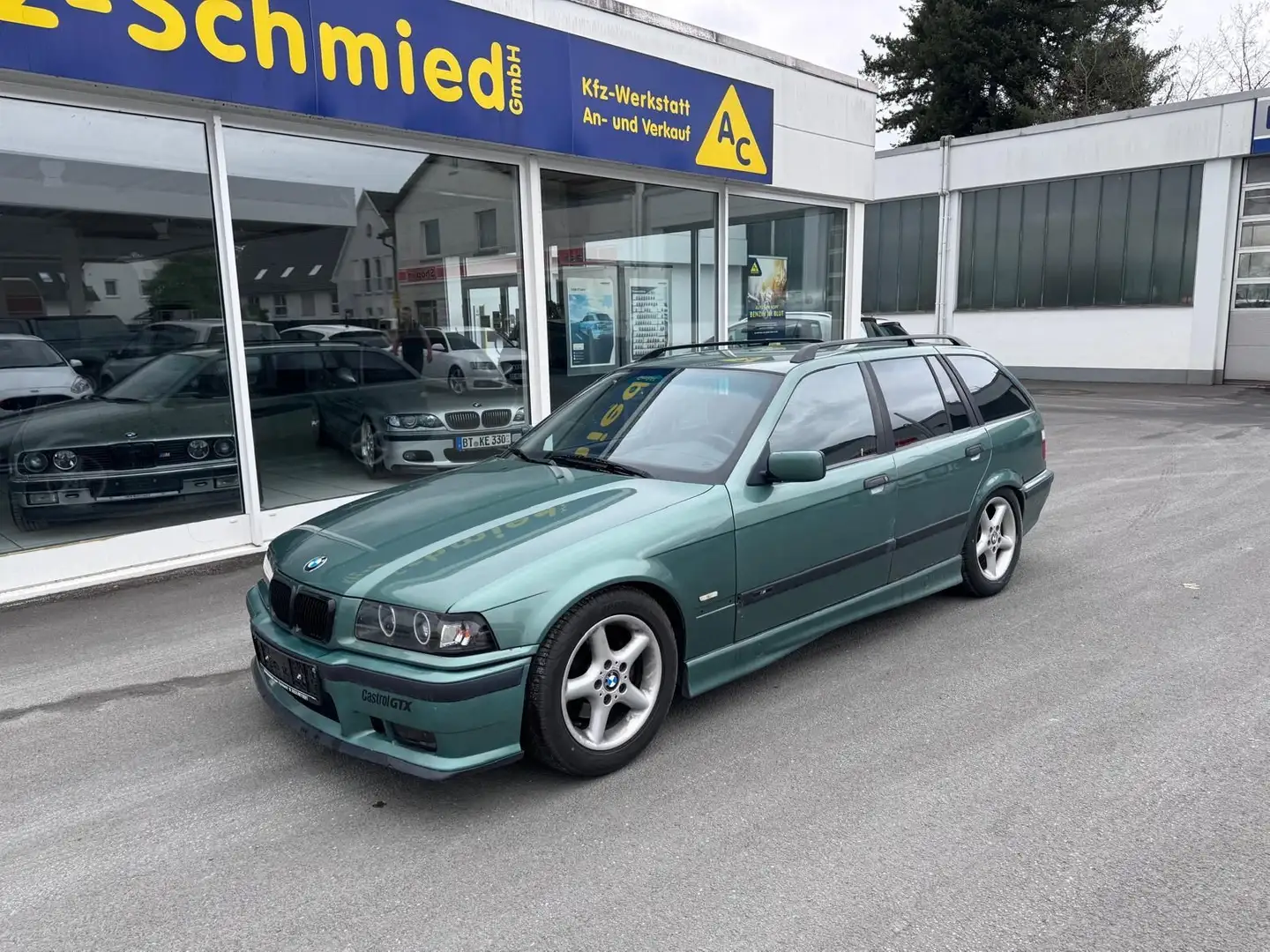 BMW 318 i Touring Edition Sport * TÜV 12/2024 * Verde - 1