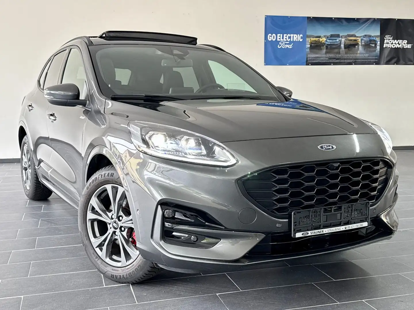 Ford Kuga ST-Line X 1.5 EcoBoost/ACC/PANO/NAVI/KAMERA Grau - 2