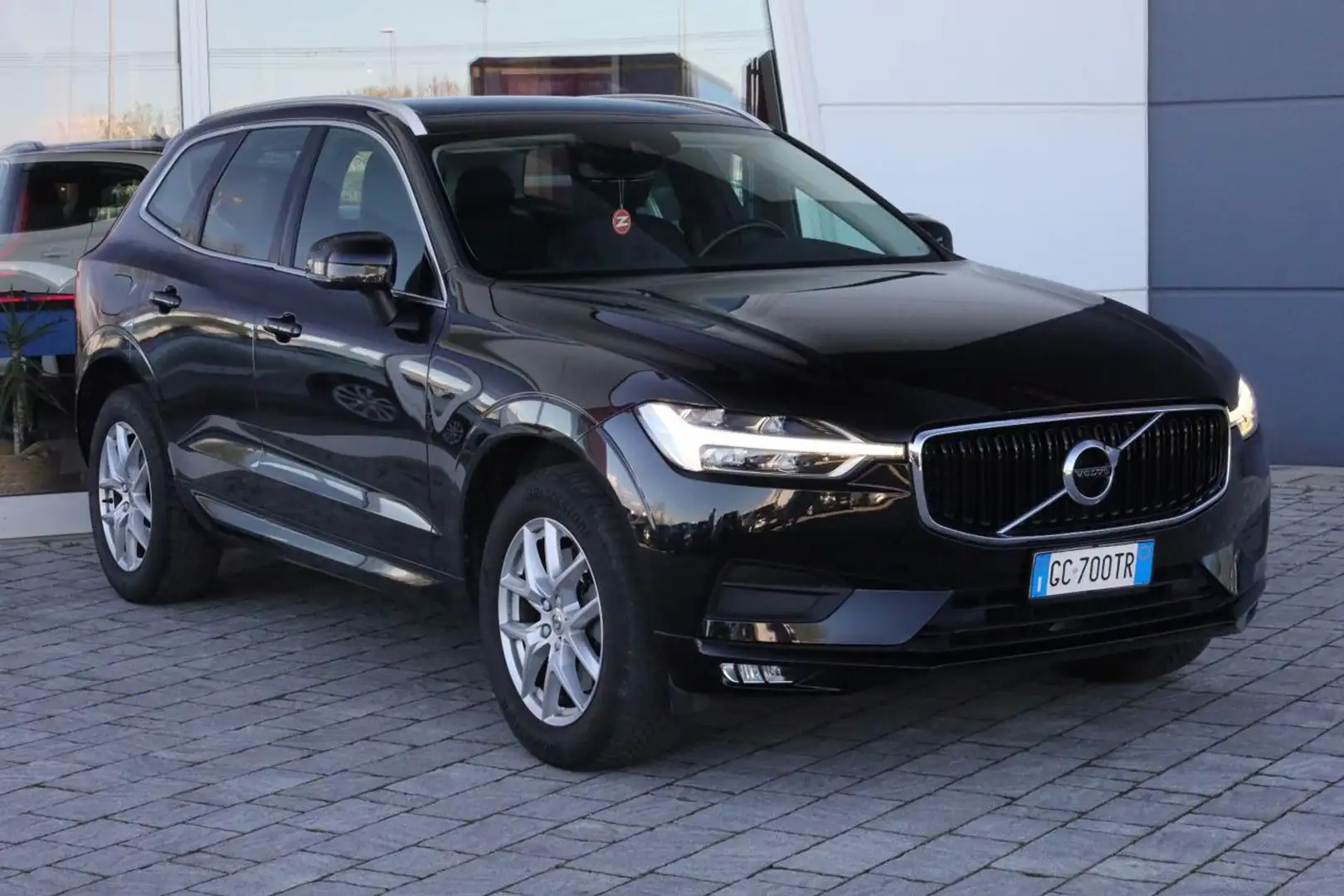 Volvo XC60 B4 (d) AWD Geartronic Momentum Pro Mhev Gris - 1