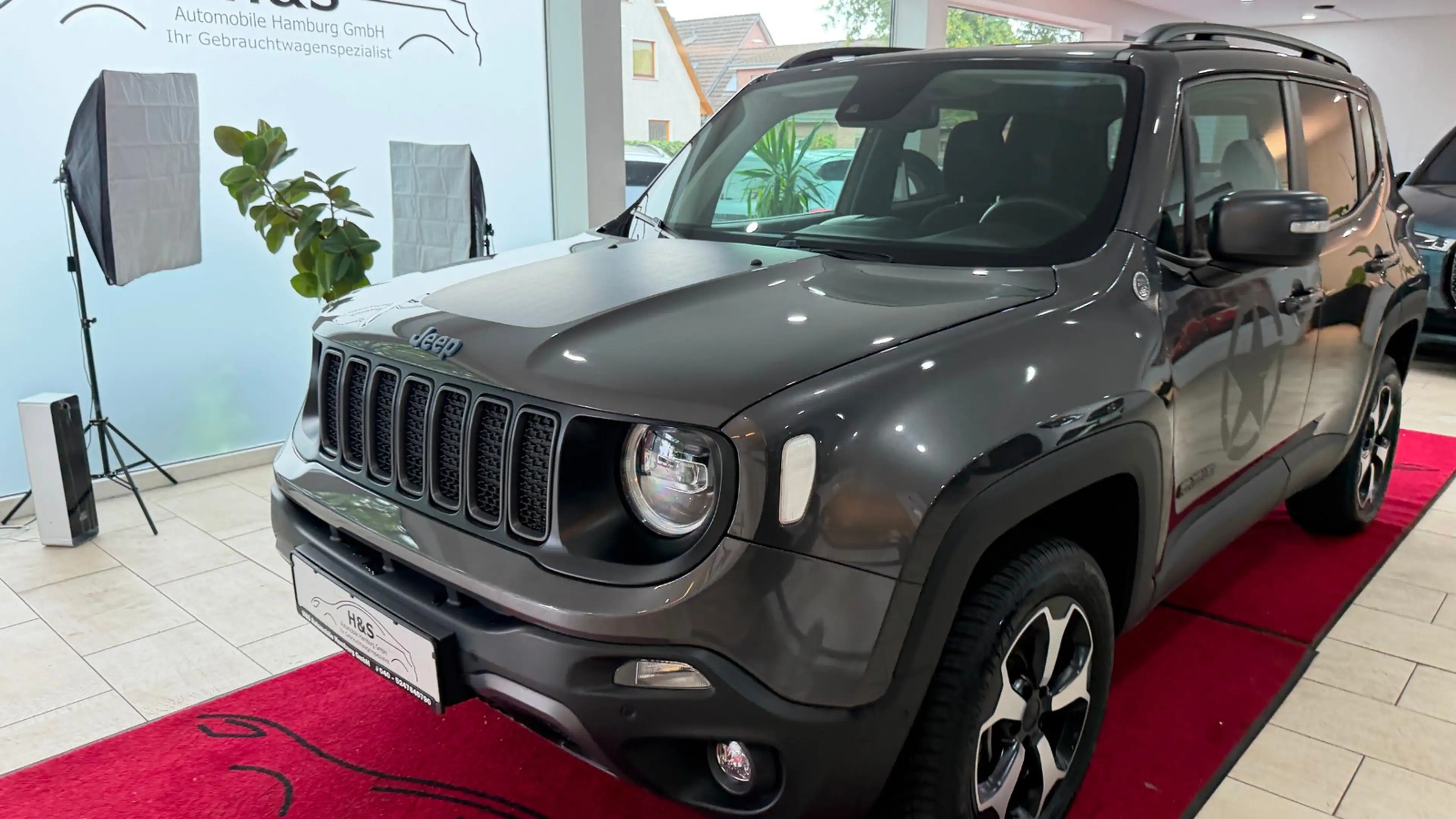 Jeep Renegade Trailhawk Plug-In-Hybrid 4xe — photo 2