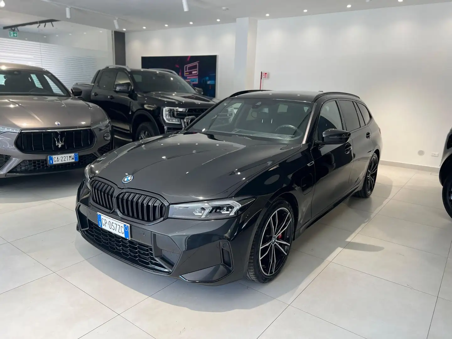 BMW 320 320e Touring MSport auto Zwart - 1