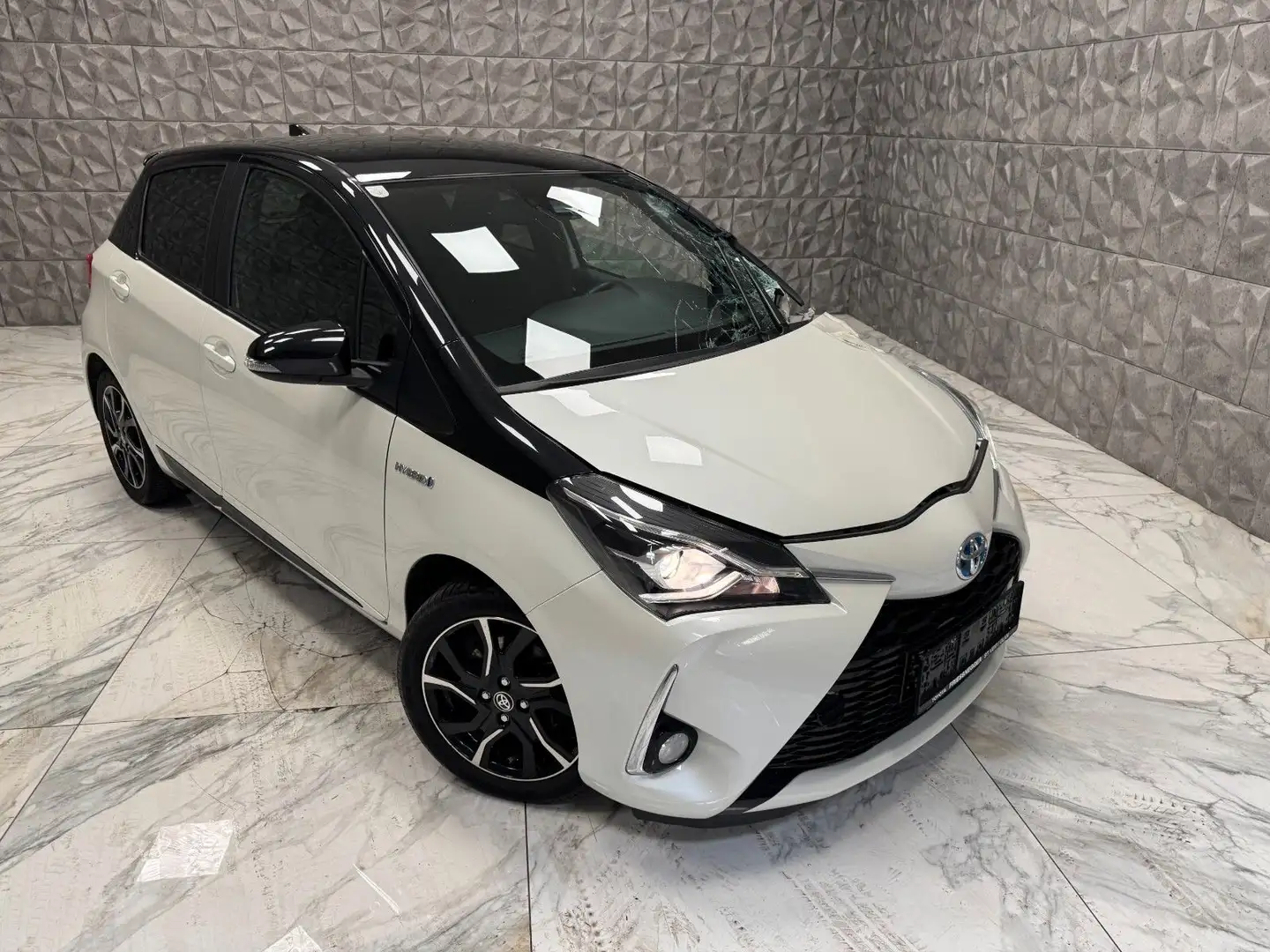 Toyota Yaris Hybrid Comfort - 1