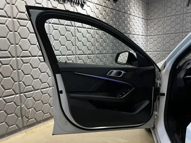 BMW 1 Series view 11
