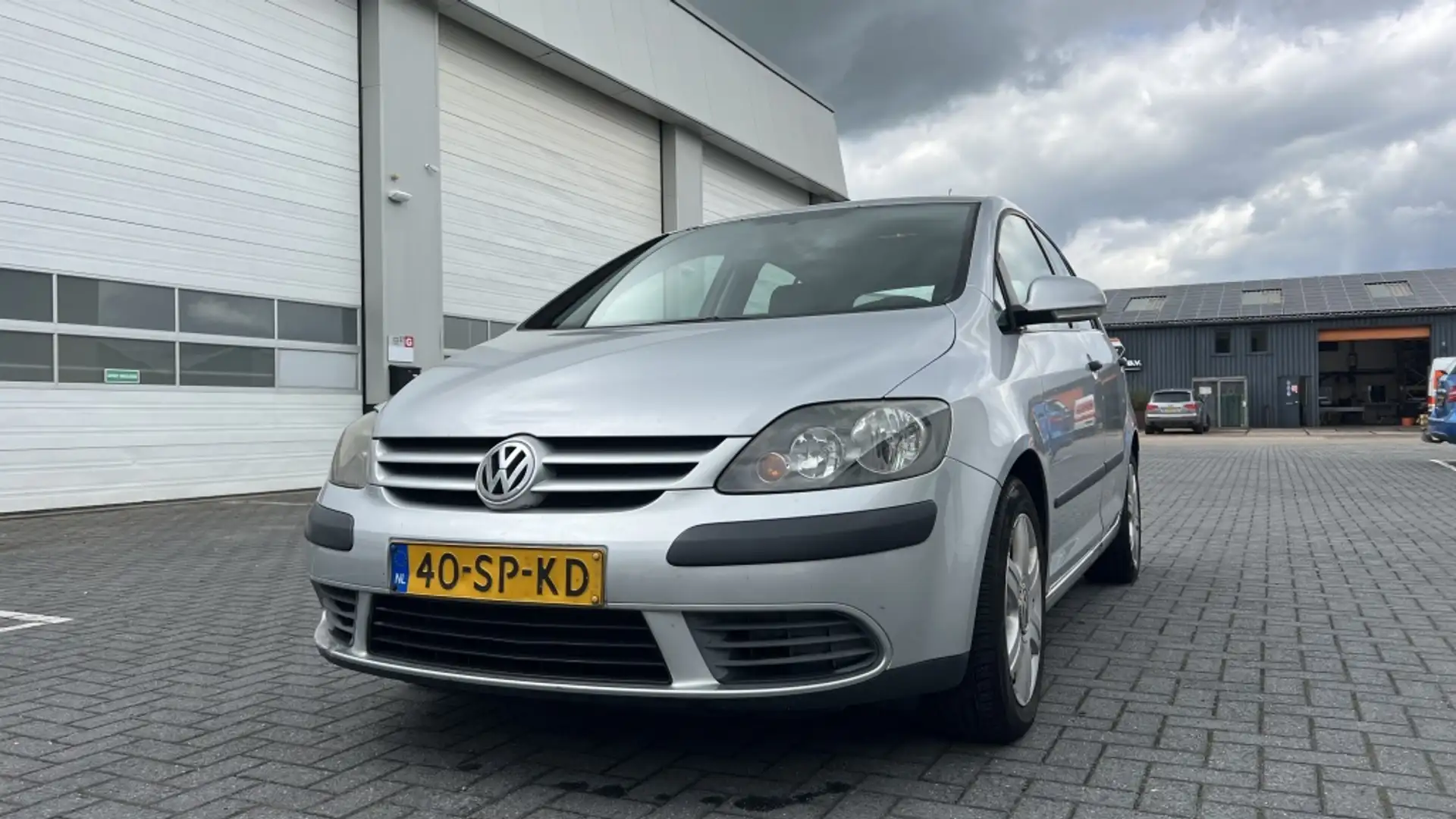 Volkswagen Golf Plus 1.6 FSI Comfortl.Bns Gris - 1