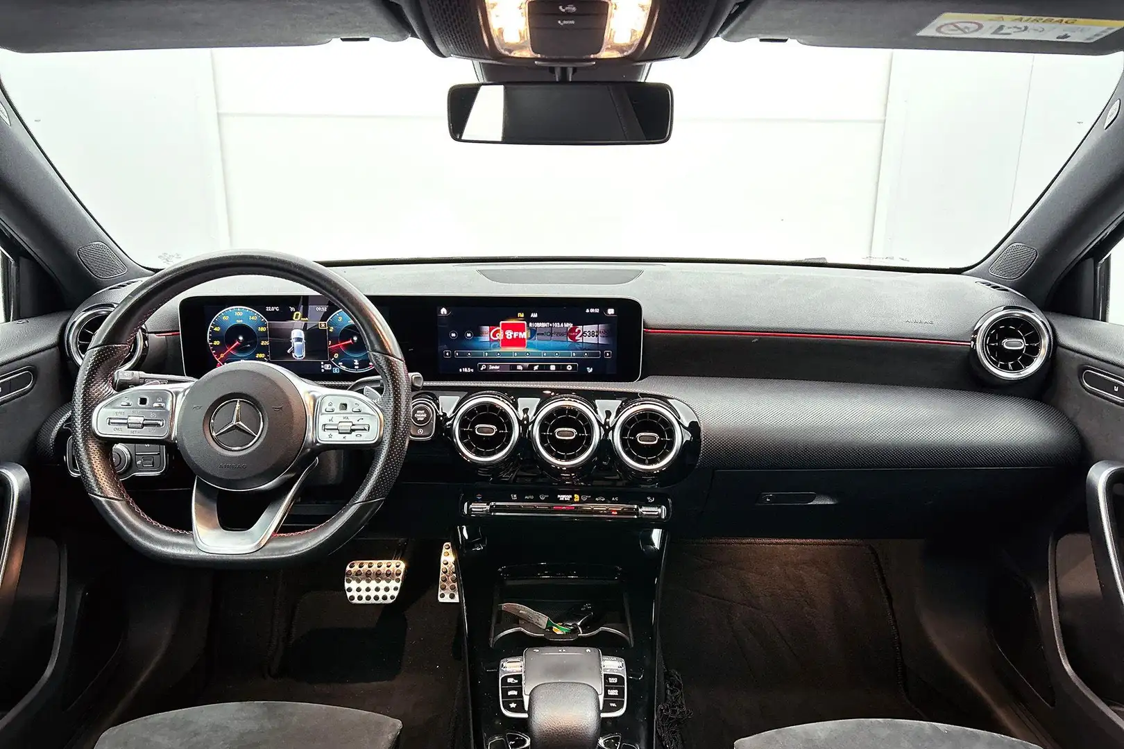 Mercedes-Benz A 250 Premium Plus AMG-Line (Navi, Parkeersensoren V+A, Zwart - 2