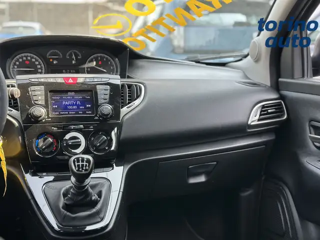 Lancia Ypsilon view 12