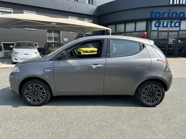 Lancia Ypsilon view 4