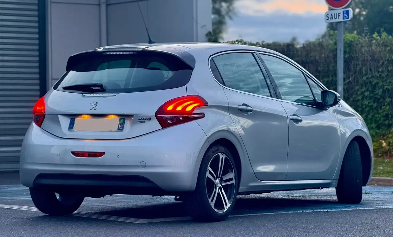 Peugeot 208 208