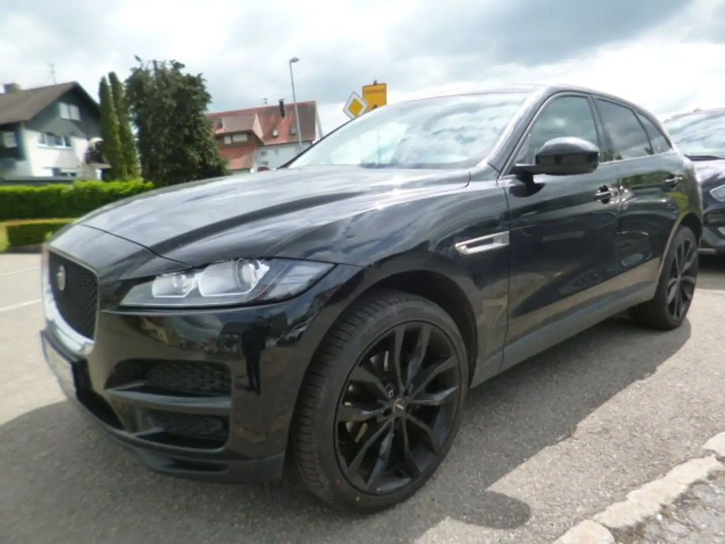 Jaguar F-Pace Pure AWD Xenon AHK NAVI PARK RFK gepflegt. Schwarz - 1