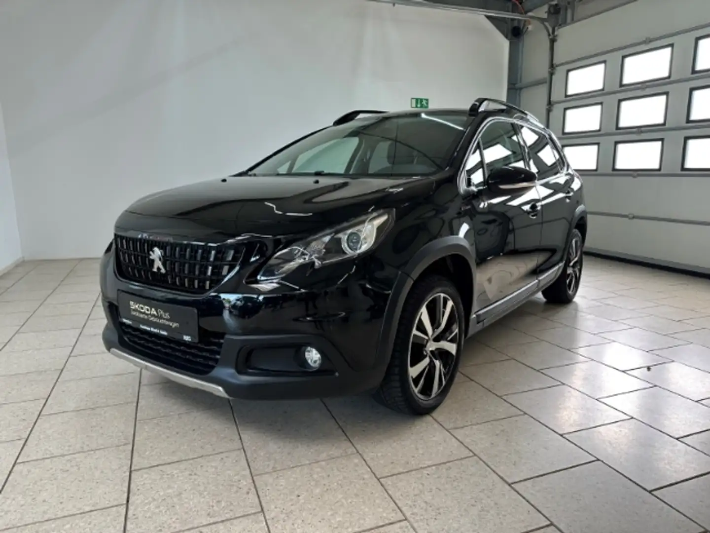 Peugeot 2008 Allure 1.2 PureTech 110 GT-Line Navi SHZ Schwarz - 2