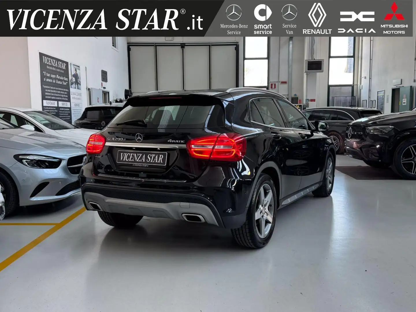 Mercedes-Benz GLA 200 d 4MATIC AMG PREMIUM AUTOMATIC Noir - 2