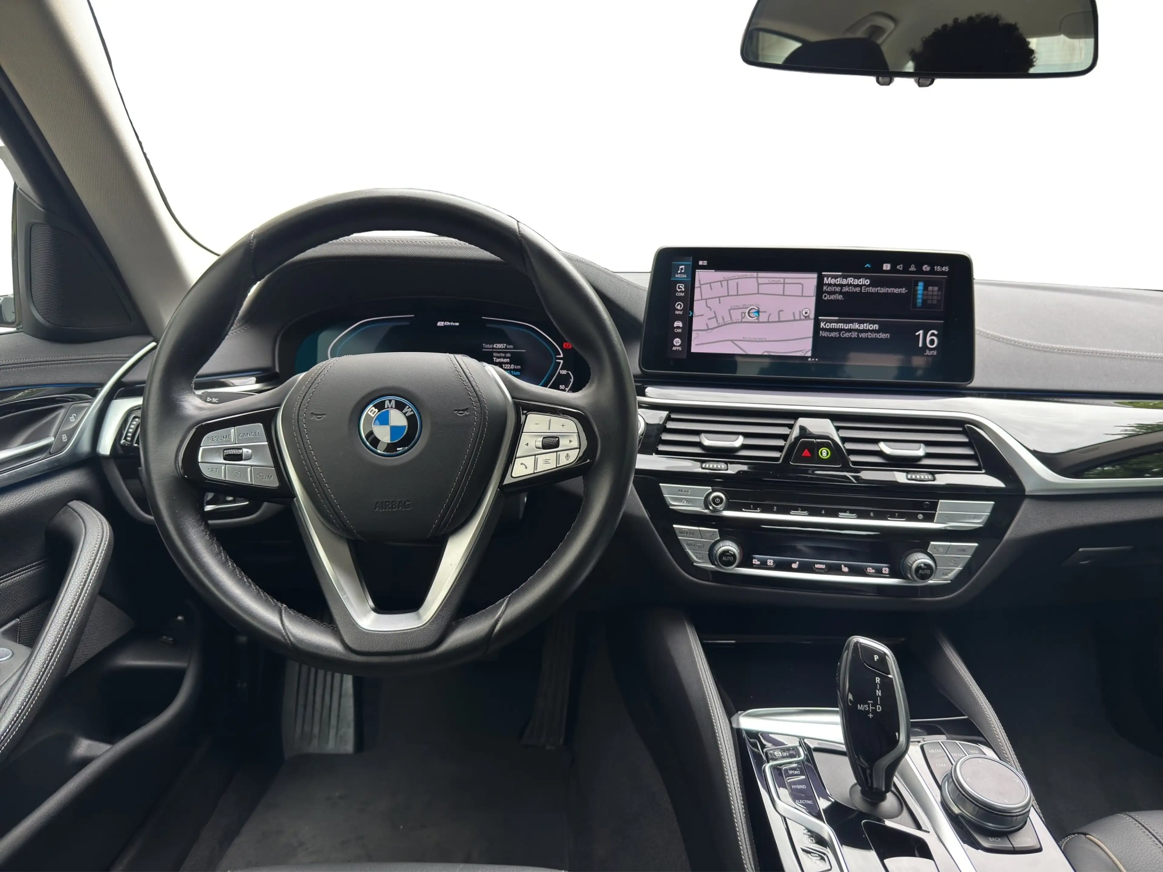 BMW 545 e xDrive Limousine Luxury Line — photo 3