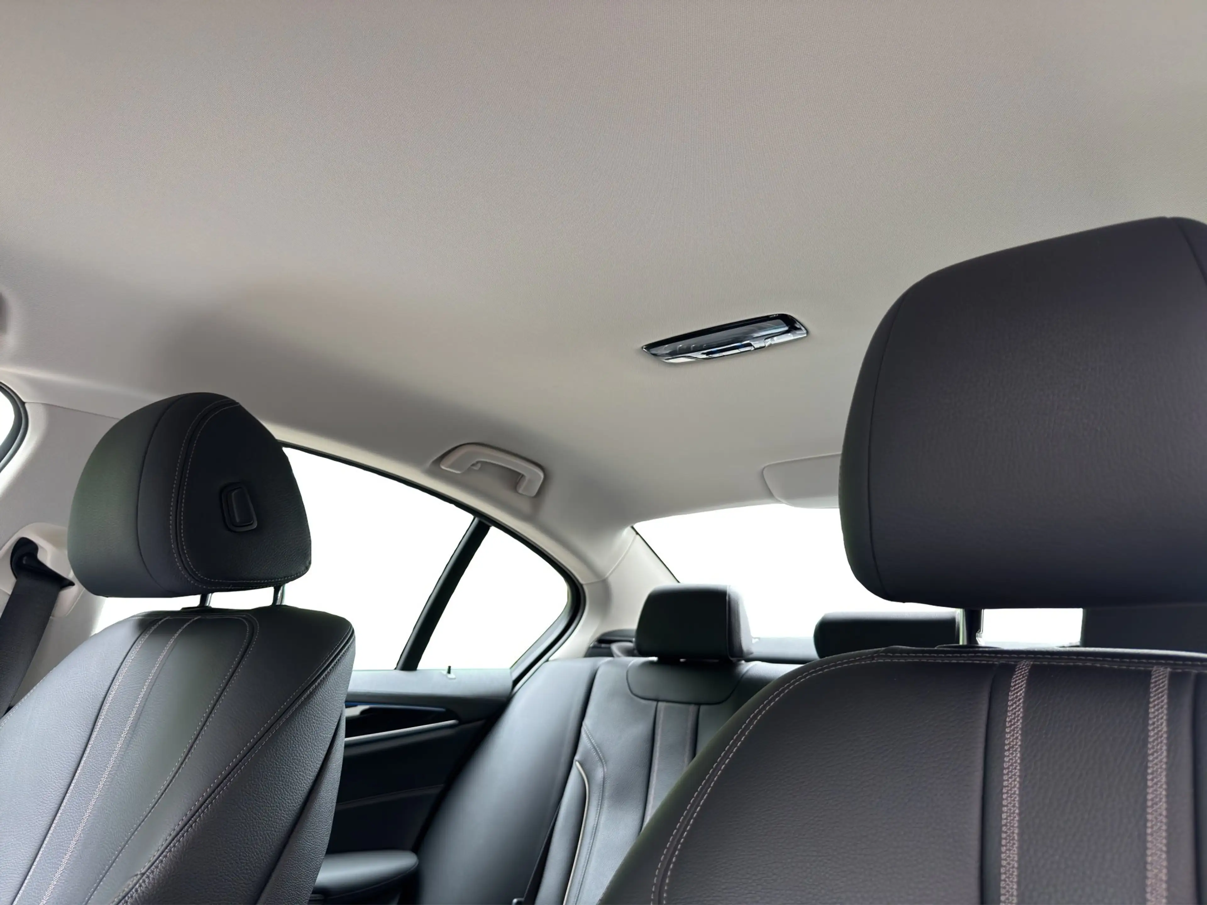 BMW 545 e xDrive Limousine Luxury Line — photo 12