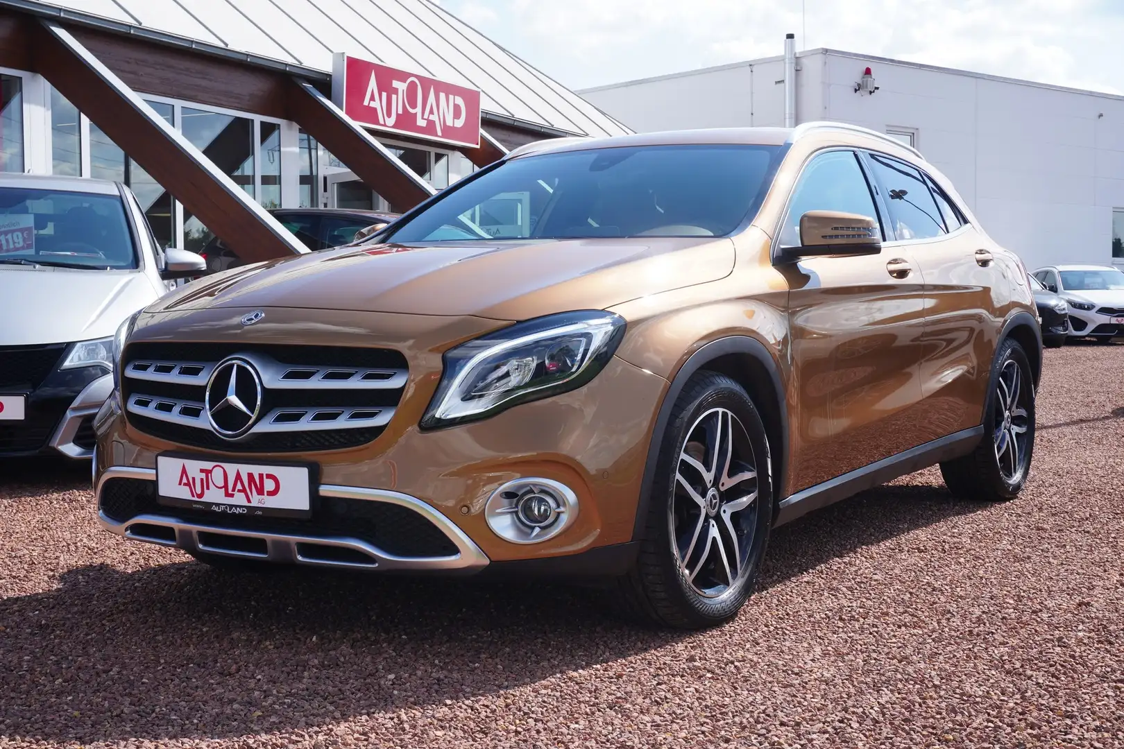 Mercedes-Benz GLA 250 4Matic Urban LED Navi Tempomat AHK Goud - 2