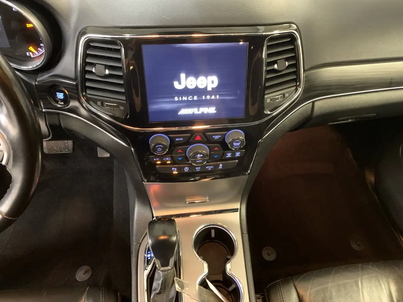 Jeep Grand Cherokee снимка Jeep Grand Cherokee