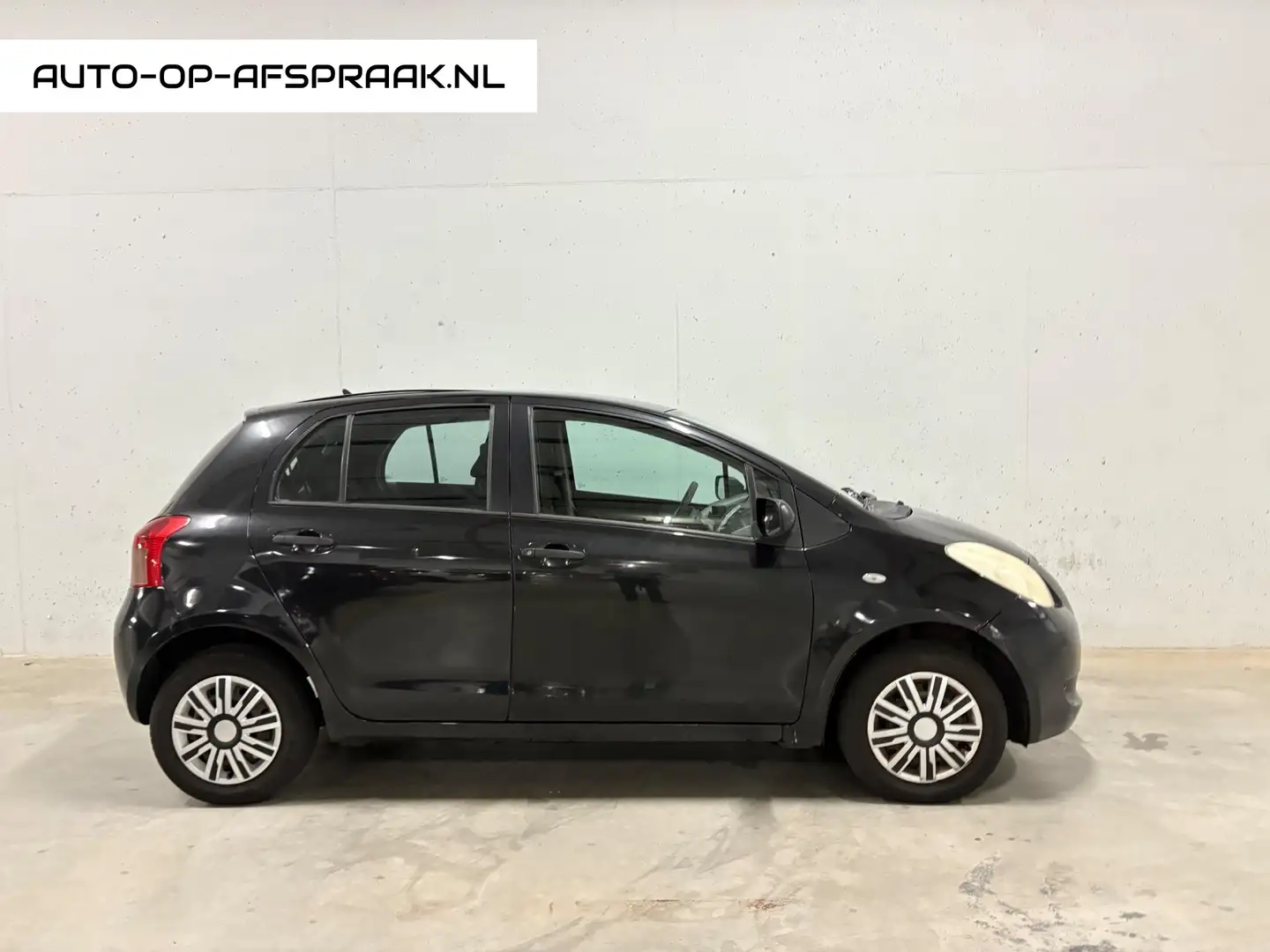 Toyota Yaris 1.0 VVTi + 5drs. APK NAP Schwarz - 1