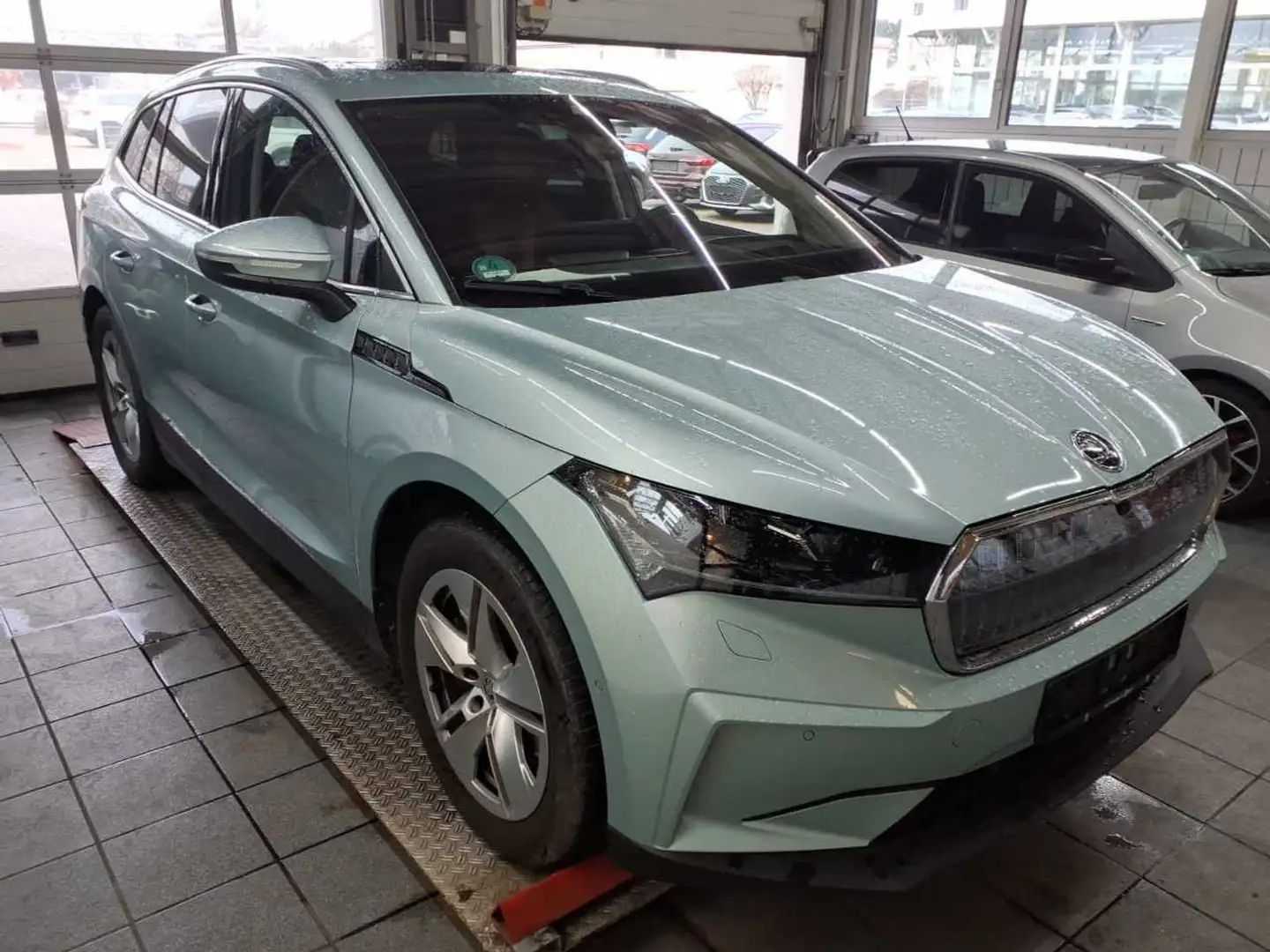 Skoda Enyaq 80 82 KWh*NAVI*AHK*MATRIX*KAMERA*HUD*ECO-S Silber - 2