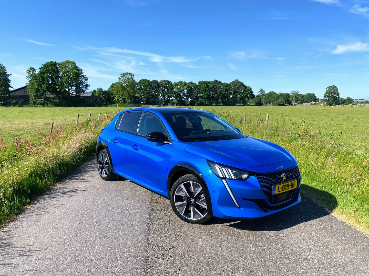 Peugeot e-208 50KWh GT Pack TREKHAAK, 3-FASE Boordlader - 1