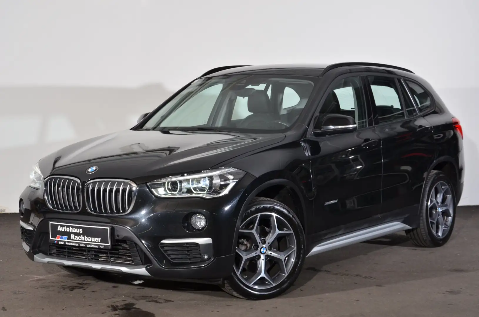 BMW X1 xDrive18d Schwarz - 1