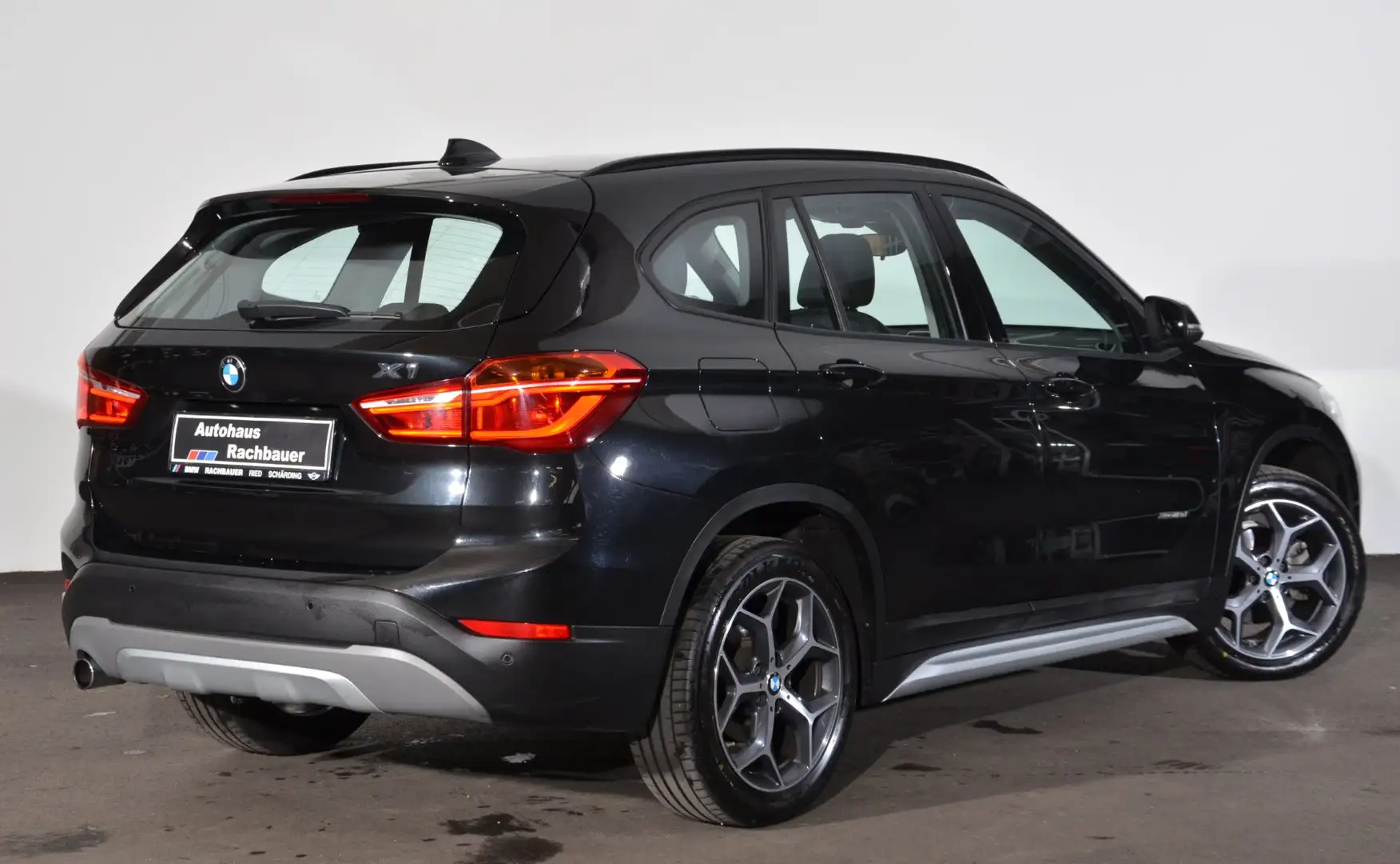 BMW X1 xDrive18d Schwarz - 2