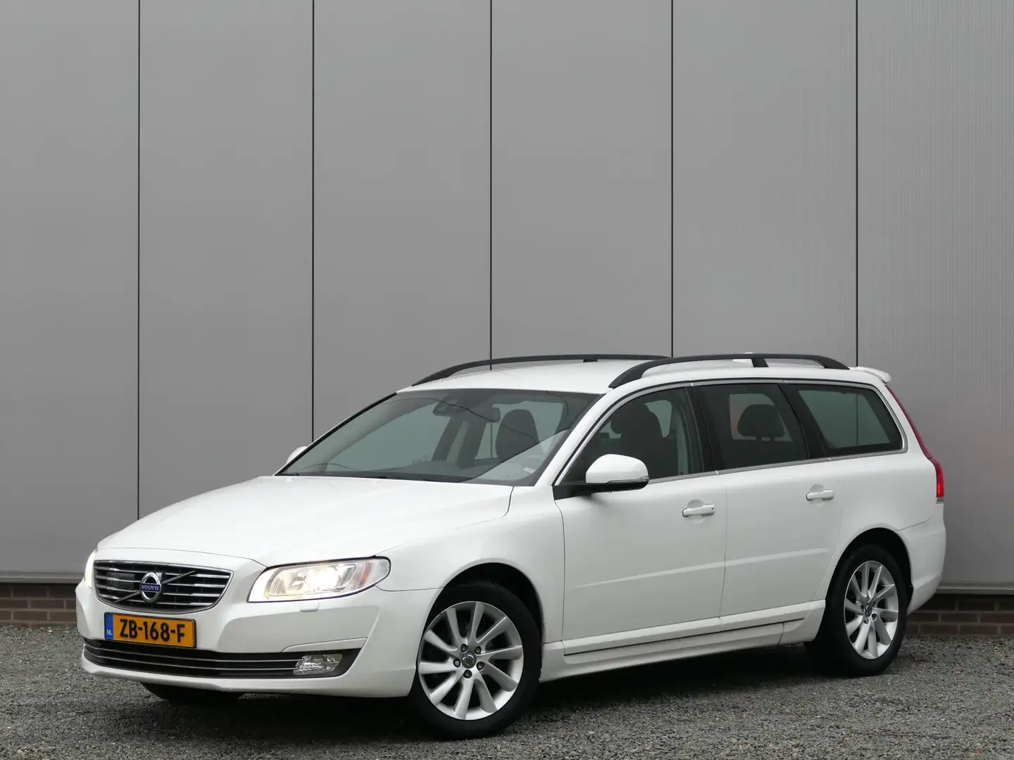 Volvo V70 2.0 T4 Dynamic Edition Navi / Standkachel / Stoel Weiß - 1