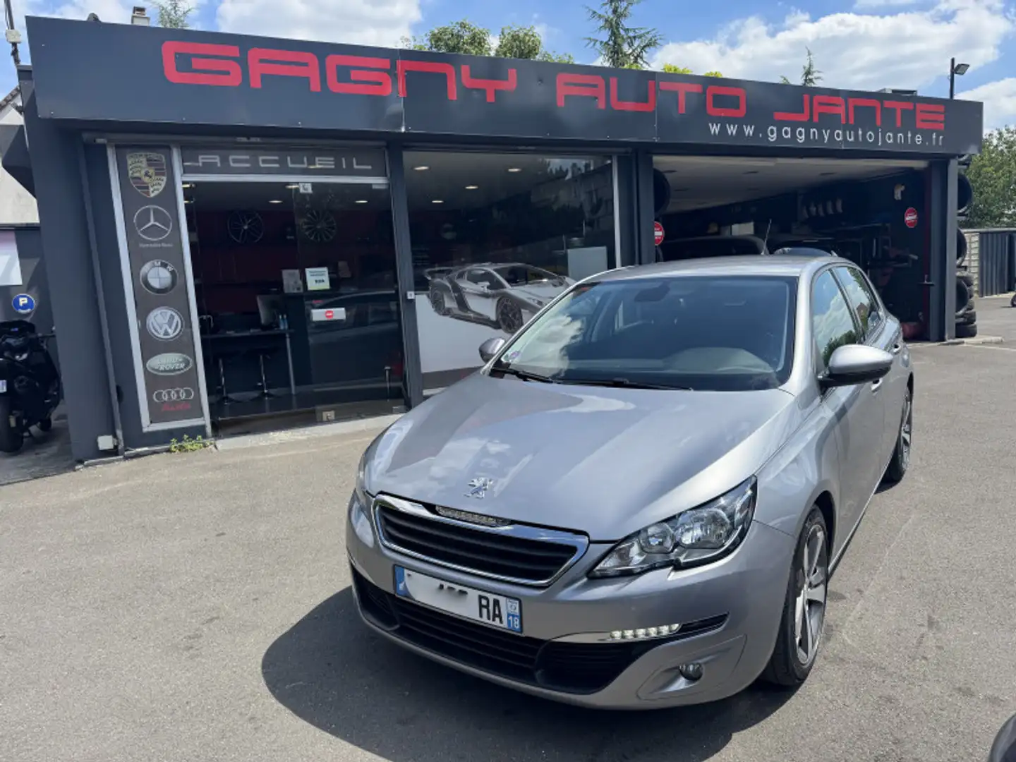 Peugeot 308 1.2 PURETECH 110CH ALLURE S\u0026S 5P 1ER MAIN Gris - 1