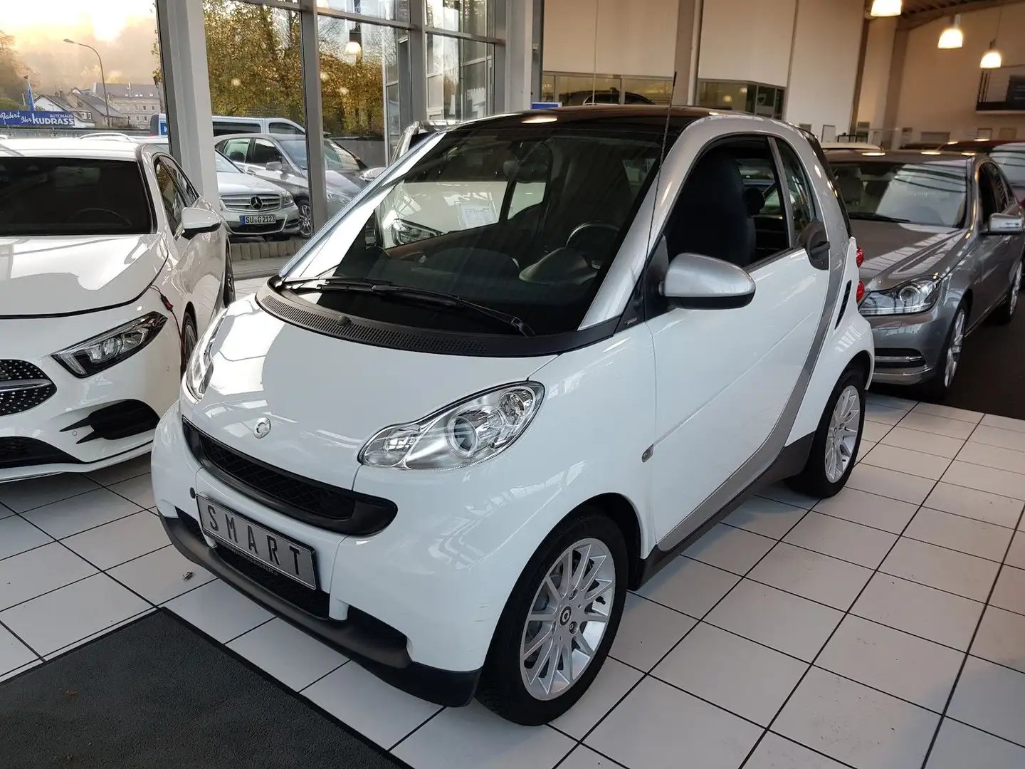 smart forTwo COUPE GLASDACH AUTOMATIK Weiß - 1
