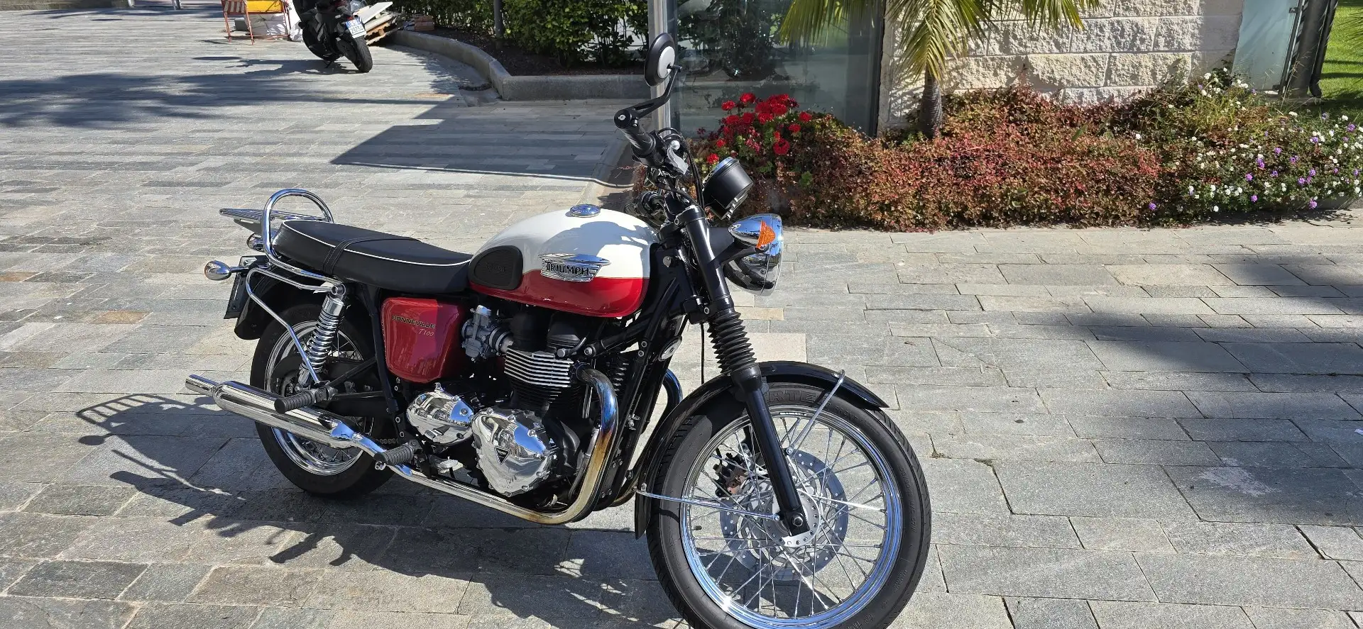 Triumph Bonneville T100 portapacchi cromato, doppia sella, borsa pelle lat Piros - 2