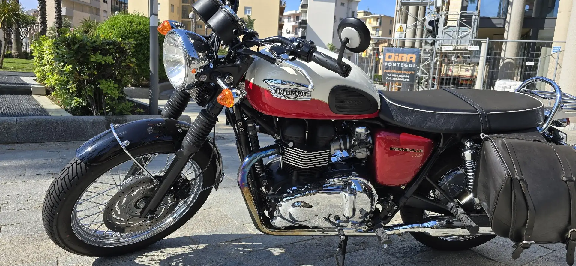 Triumph Bonneville T100 portapacchi cromato, doppia sella, borsa pelle lat Piros - 1