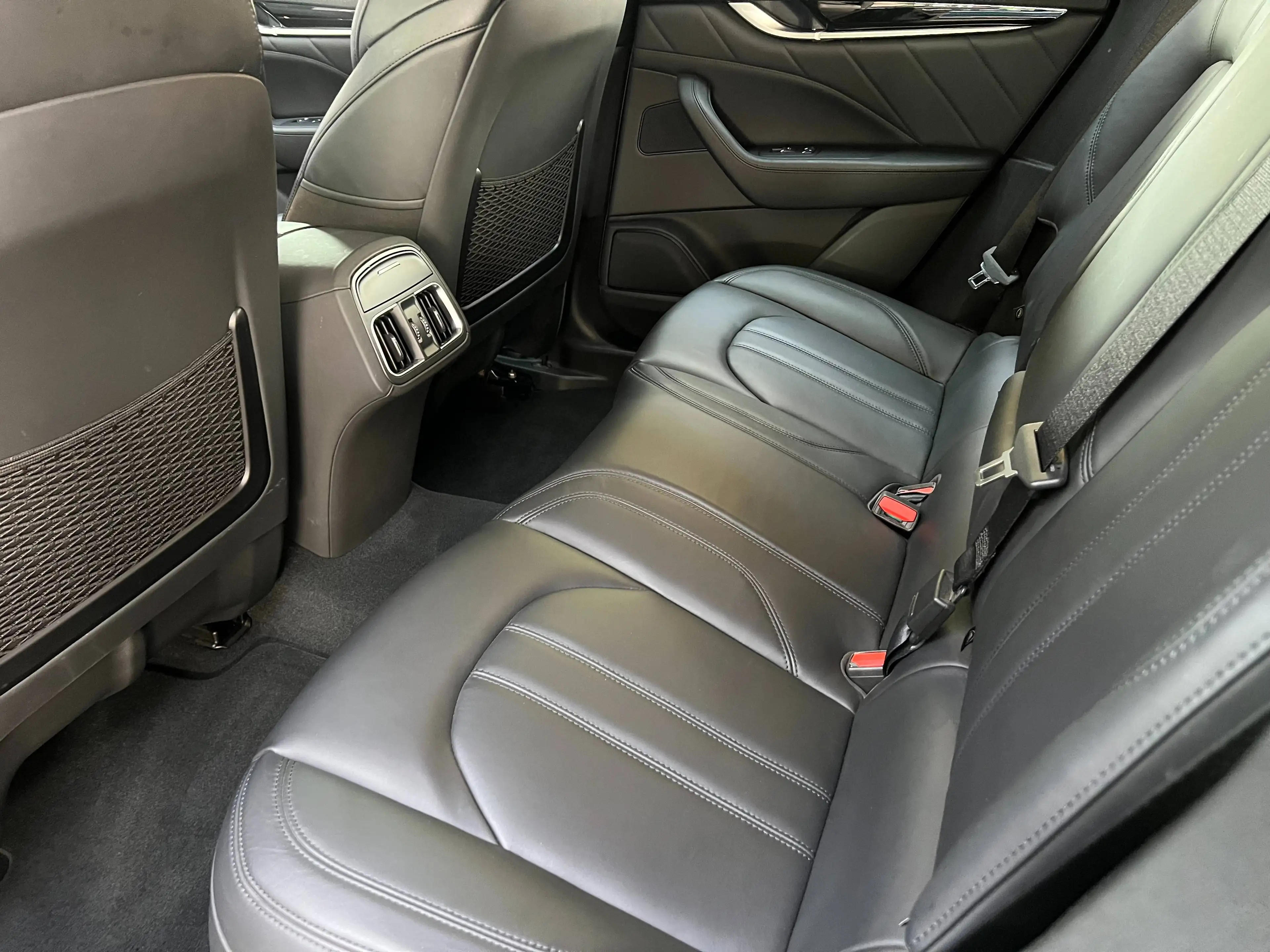 Maserati Levante 2.0 GT Sport Nerissimo Package / Camera + PDC / Apple CarPlay — photo 17
