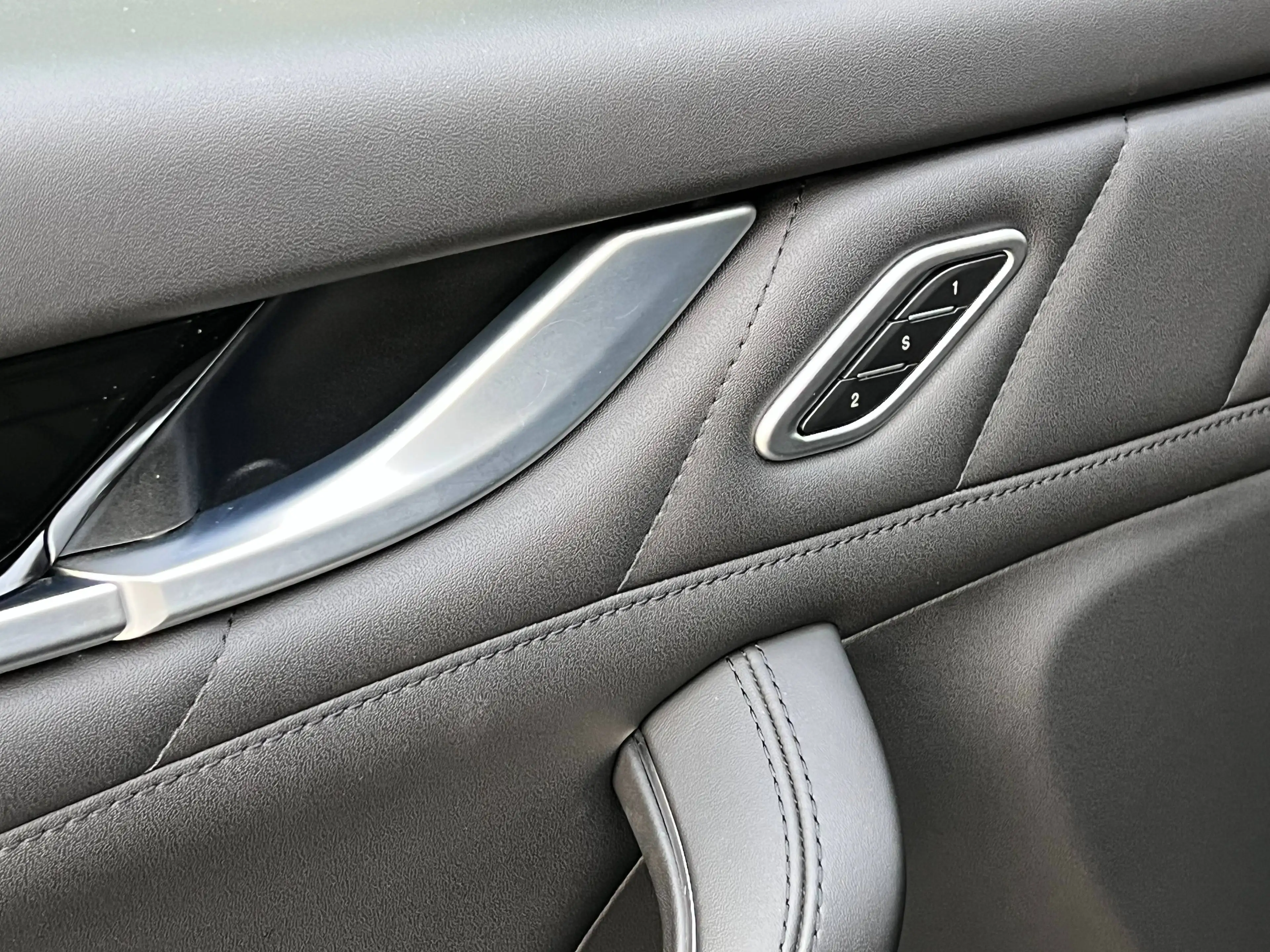 Maserati Levante 2.0 GT Sport Nerissimo Package / Camera + PDC / Apple CarPlay — photo 22
