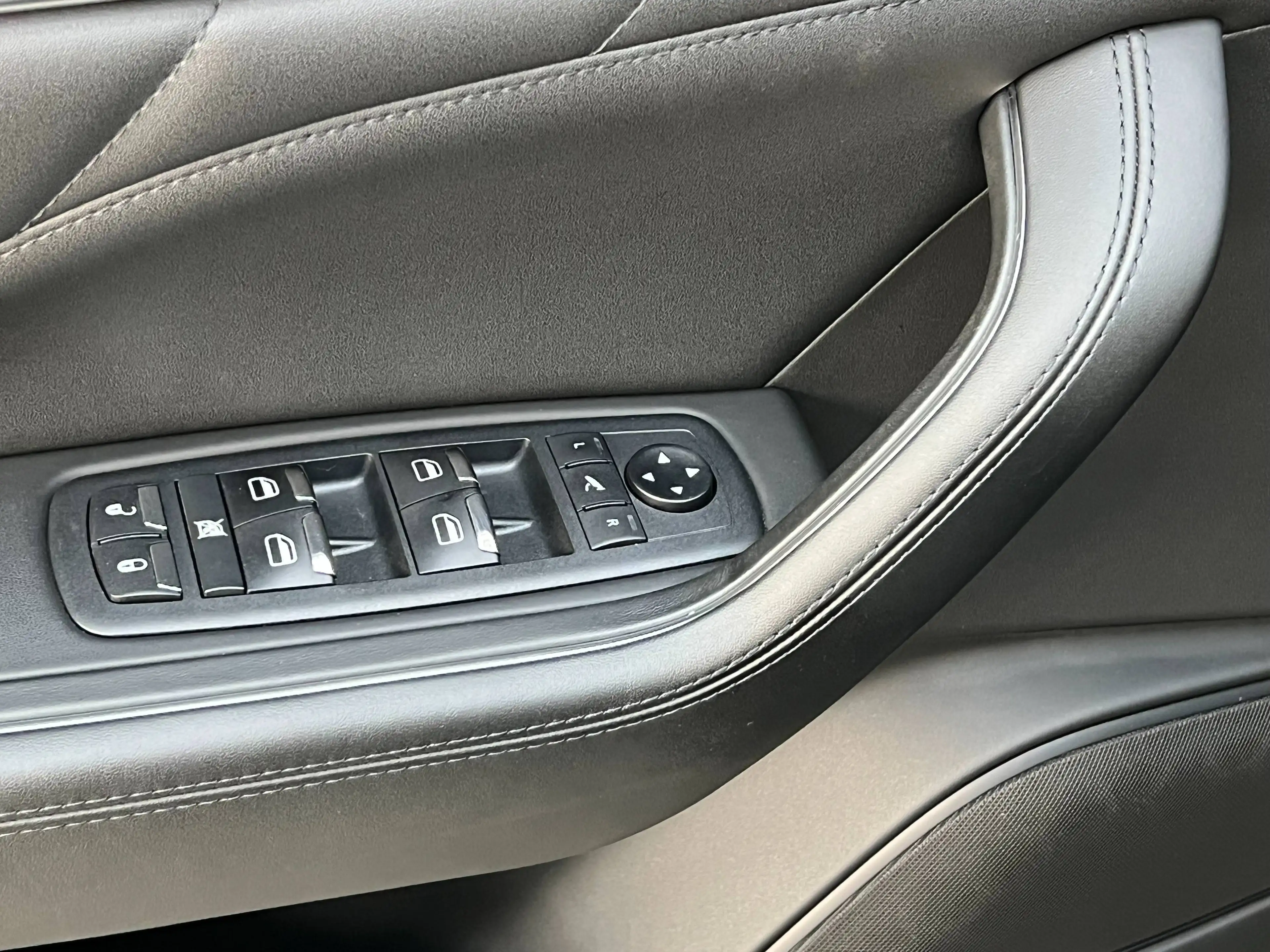 Maserati Levante 2.0 GT Sport Nerissimo Package / Camera + PDC / Apple CarPlay — photo 21