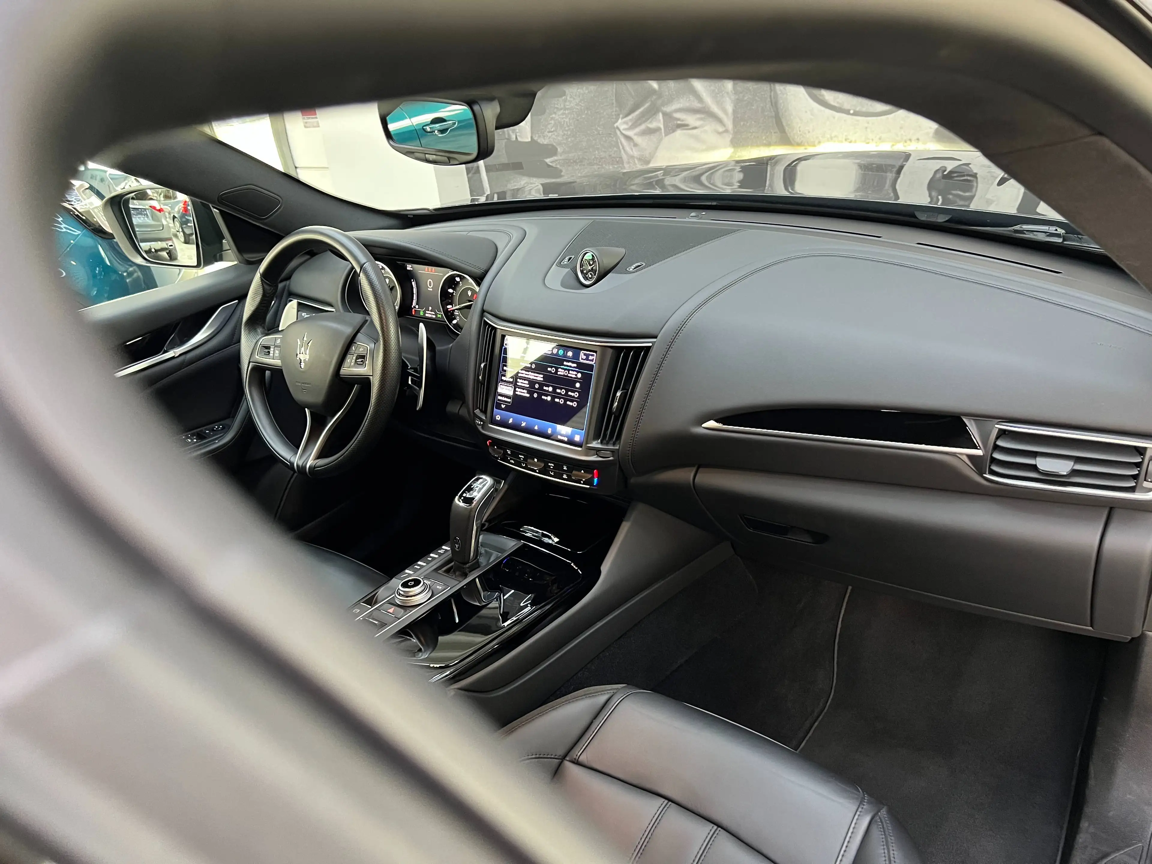 Maserati Levante 2.0 GT Sport Nerissimo Package / Camera + PDC / Apple CarPlay — photo 38