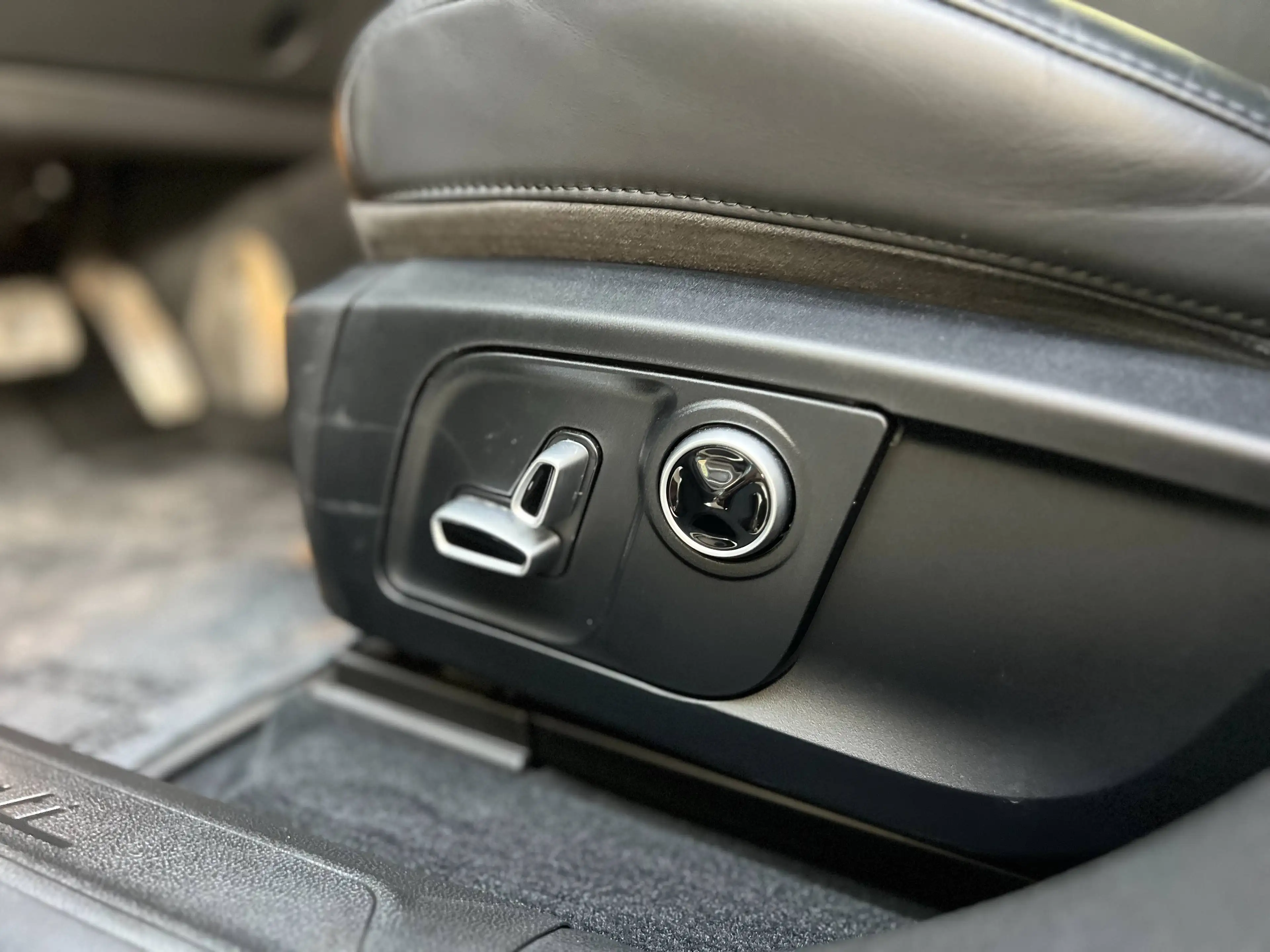 Maserati Levante 2.0 GT Sport Nerissimo Package / Camera + PDC / Apple CarPlay — photo 23