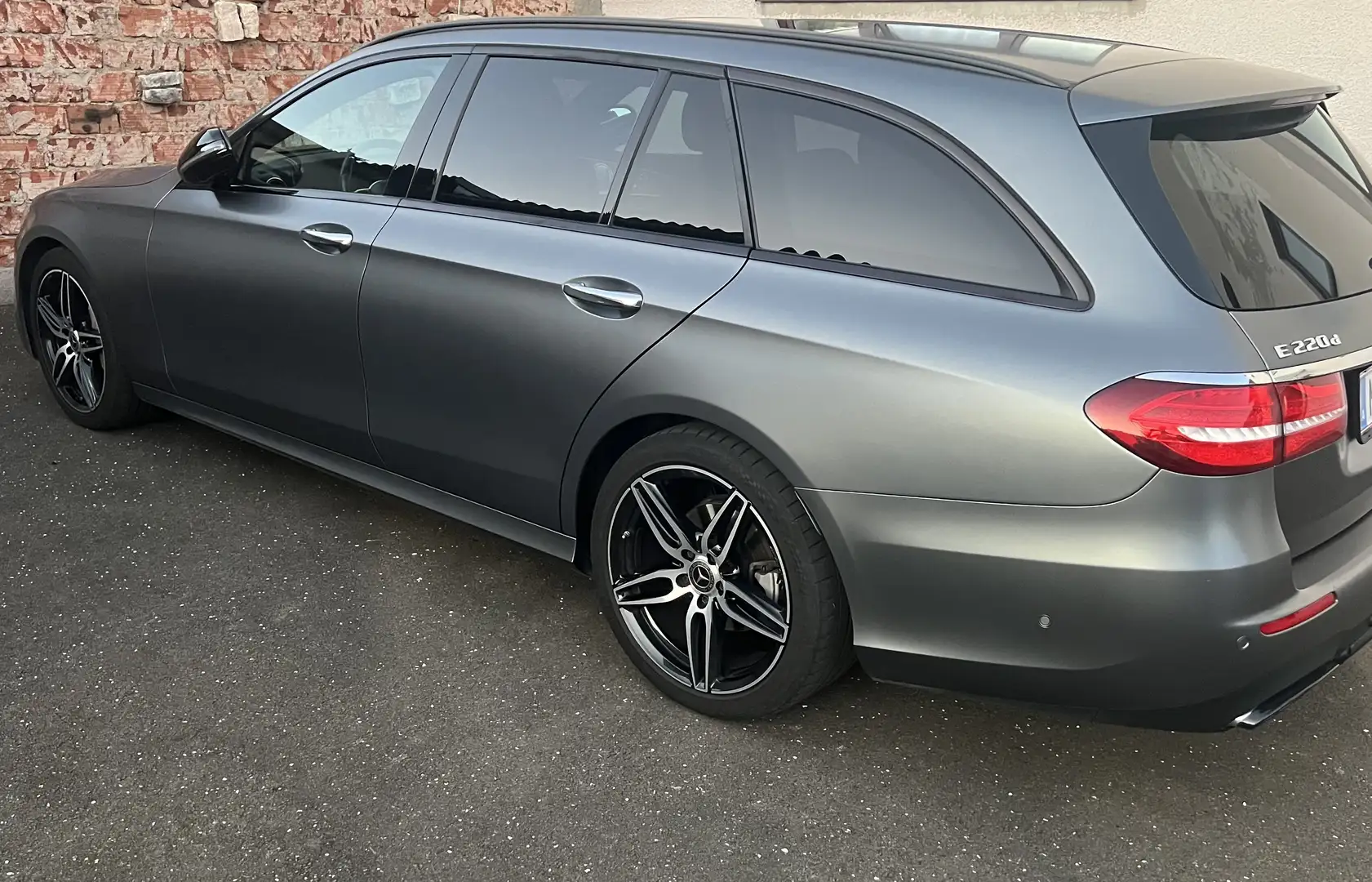 Mercedes-Benz E 220 d T 9G-TRONIC AMG Line - 1