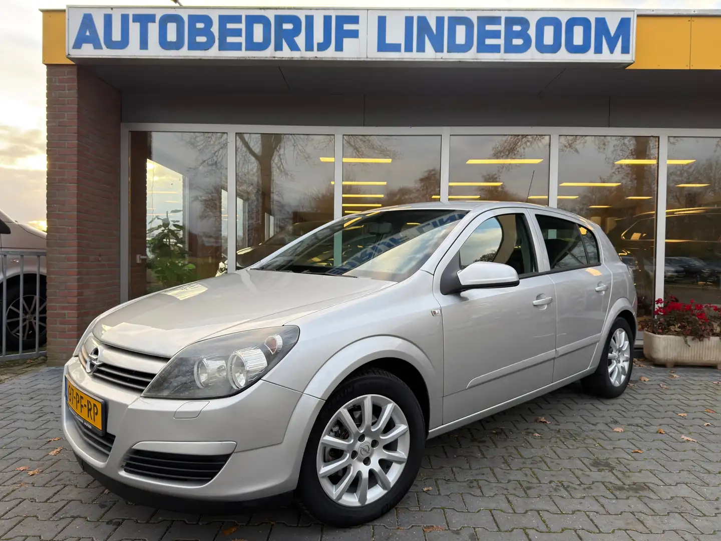 Opel Astra 1.4 Enjoy, Trekhaak, Airco, Cruise Grau - 1